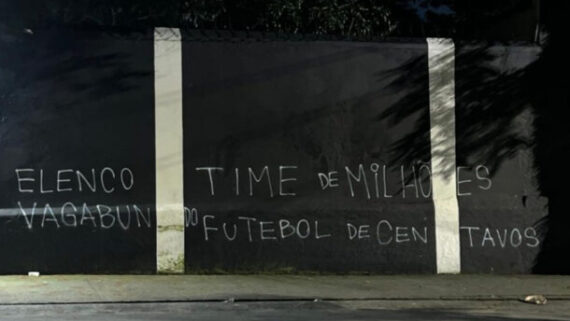 Muro do Parque São Jorge foi pichado (foto: Foto: Reprodução de redes sociais)
