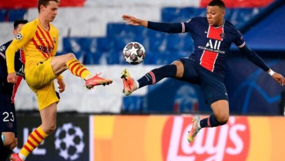 Jogadores de Barcelona e PSG (foto: Franck Fife/AFP via Getty Images)