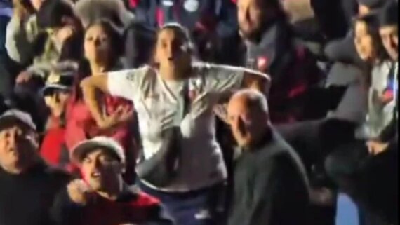 Torcedora do San Lorenzo fez gestos racistas para a torcida do Palmeiras em partida da Copa Libertadores (foto: Reprodução Redes Sociais)