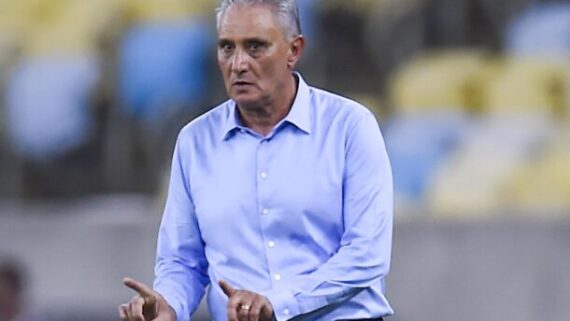 Tite gesticula durante jogo do Flamengo (foto: Marcelo Cortes/CRF)