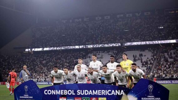 Time do Corinthians posando para foto (foto: Marcos Brindicci/AFP via Getty Images)