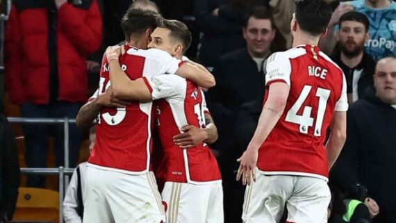 Arsenal venceu fora de casa e assumiu a liderança da Premier League (foto: Henry Nicholls/AFP via Getty Images)