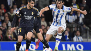 Jogadores de Real Sociedad e Real Madrid em disputa de bola na La Liga  - Crédito: 