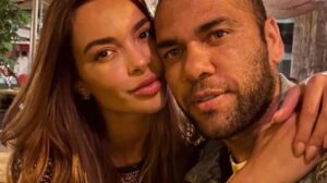 Joana Sanz e Daniel Alves e estão juntos novamente após o jogador deixar a prisão - Crédito: 