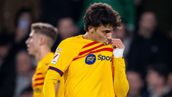 João Félix, atacante, beijando escudo do Barcelona (foto: Reprodução/Instagram)