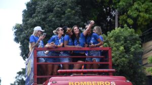 Jogadoras do Minas desfilam em carro do corpo de Bombeiros após conquista da Superliga - Crédito: 