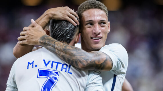 Mateus Vital e Robert comemoram gol do Cruzeiro (foto: Gustavo Aleixo/Cruzeiro)