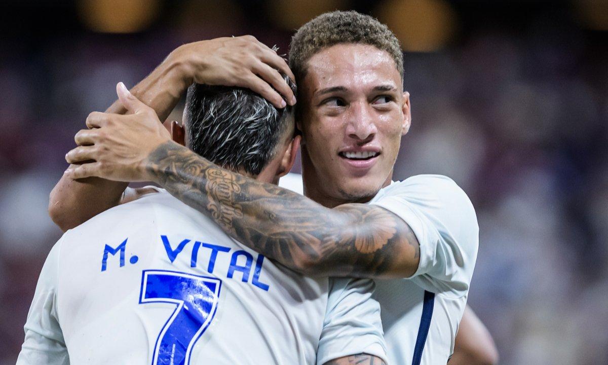 Mateus Vital e Robert comemoram gol do Cruzeiro (foto: Gustavo Aleixo/Cruzeiro)