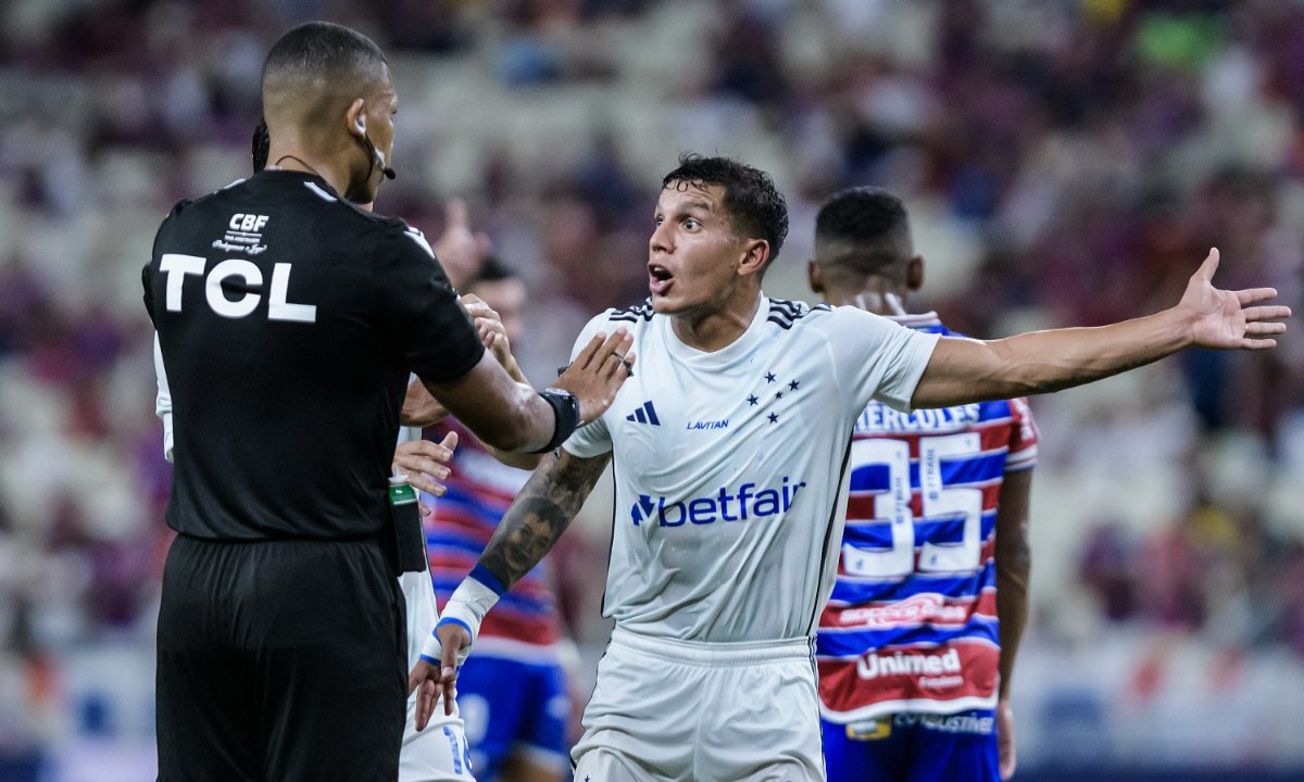 Lucas Romero reclama com árbitro (foto: Gustavo Aleixo/Cruzeiro)