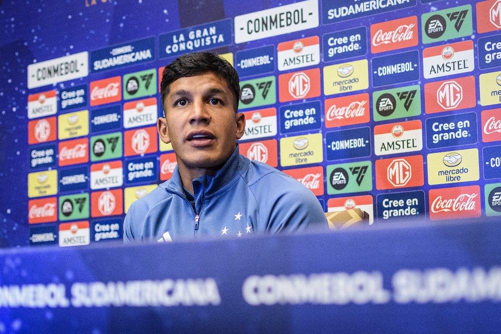 Lucas Romero em entrevista coletiva no Equador (foto: Gustavo Aleixo/Cruzeiro)