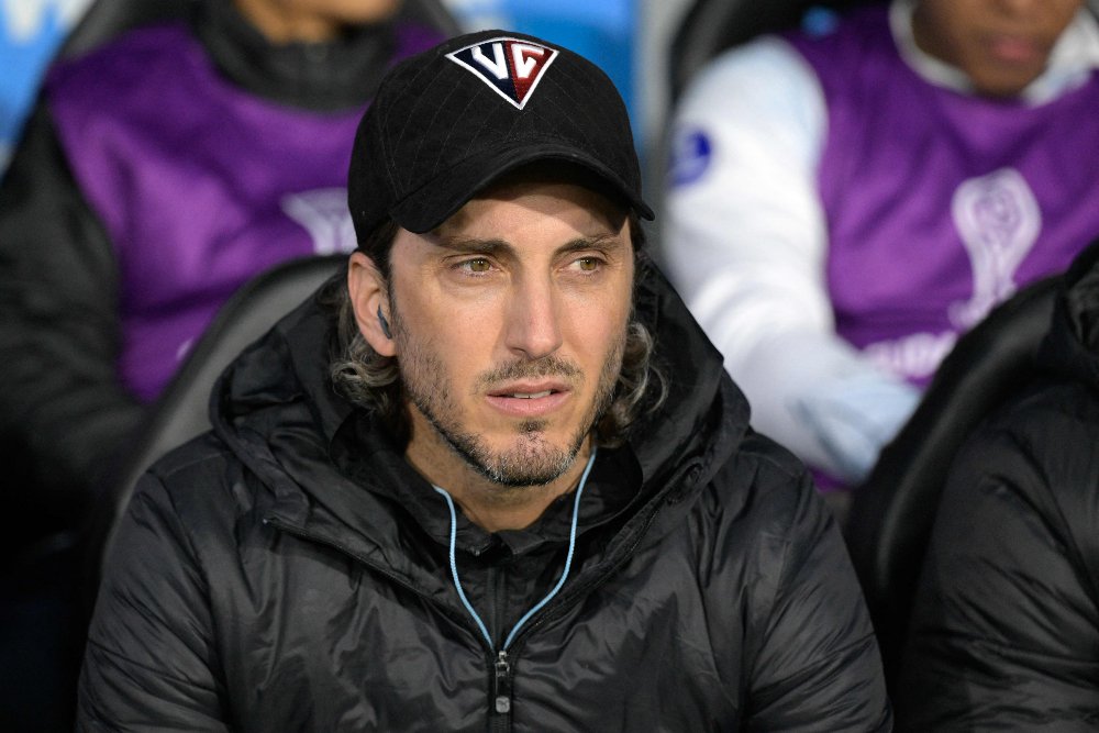 Luis Zubeldía no banco de reservas da LDU, do Equador (foto: JUAN MABROMATA/AFP)