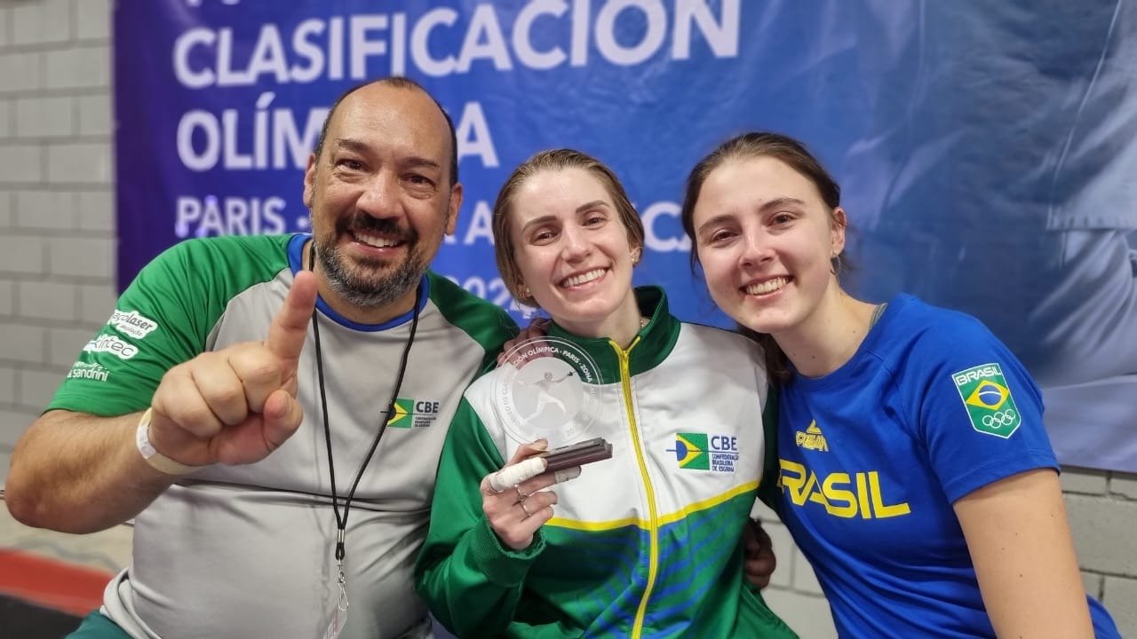 Mariana Pistoia, ao centro, garantiu vaga em Paris (foto: CBE/Divulgação)