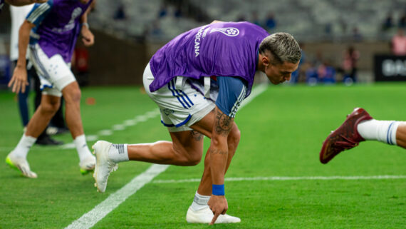 Mateus Vital em aquecimento pelo Cruzeiro (foto: Staff Images/Cruzeiro)