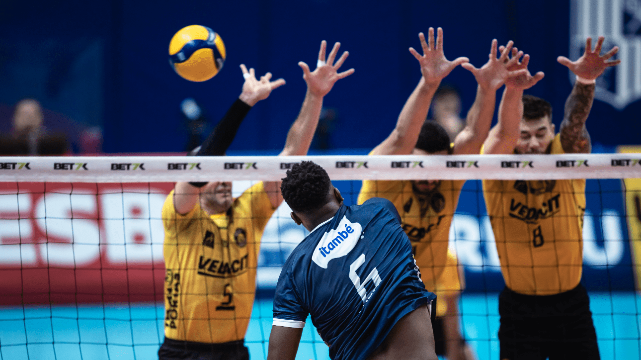 Jogadores de vôlei de Minas e Campinas, pelas quartas de final da Superliga Masculina (foto: Hedgard Moraes/Minas Tênis Clube)