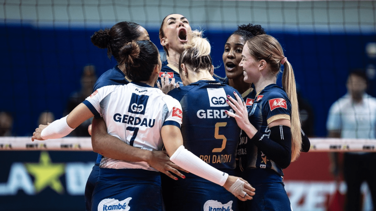 Jogadoras de vôlei do Minas comemorando ponto sobre Osasco, pela semifinal da Superliga Feminina (foto: Hedgard Moraes/MTC)