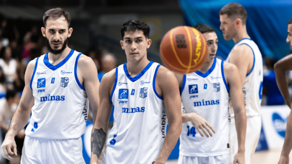 Jogadores de basquete do Minas (foto: Hedgard Moraes/MTC)