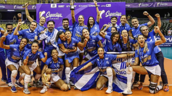 Elenco campeão de vôlei feminino do Minas na temporada 2021/22 (foto: Wander Roberto/Inovafoto)