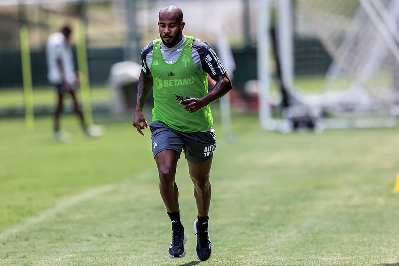 Patrick corre no entorno do gramado em treino do Atlético