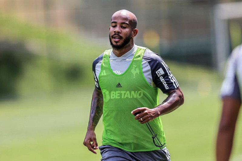 Patrick corre no entorno do gramado em treino do Atlético