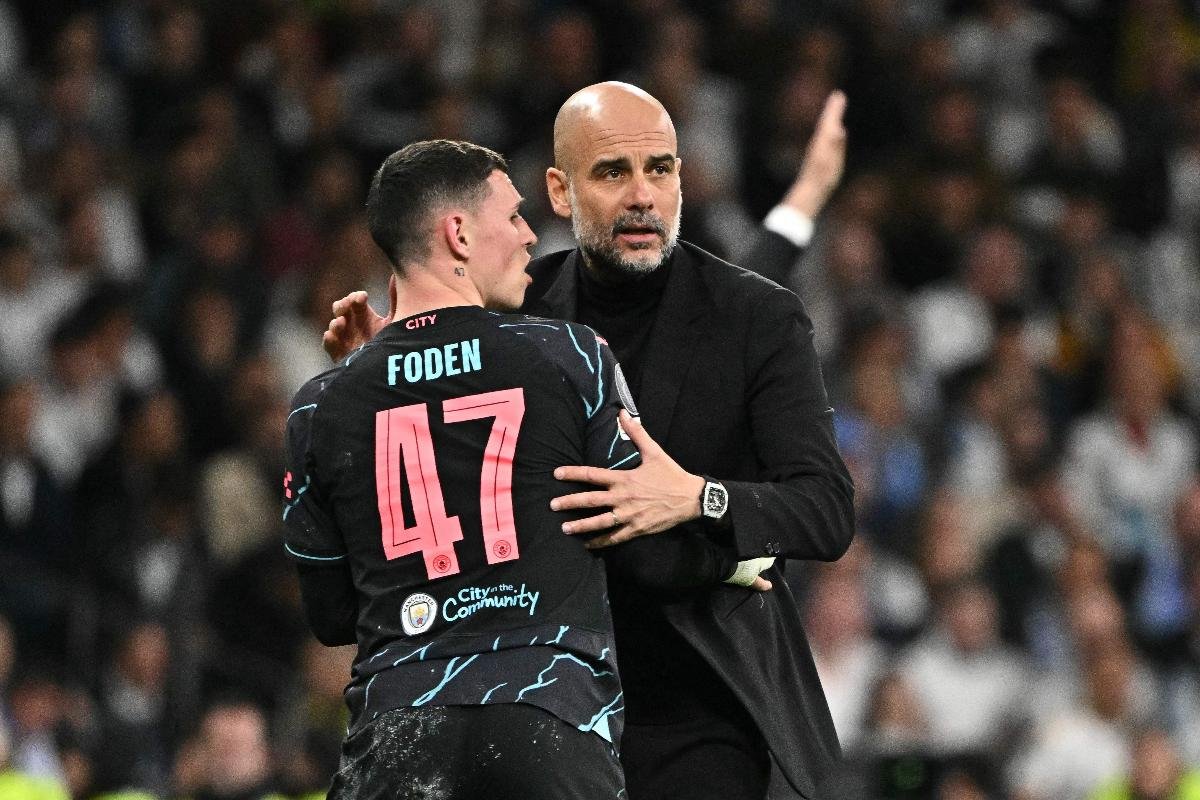 Pep Guardiola passa instruções para Foden (foto: JAVIER SORIANO/AFP)