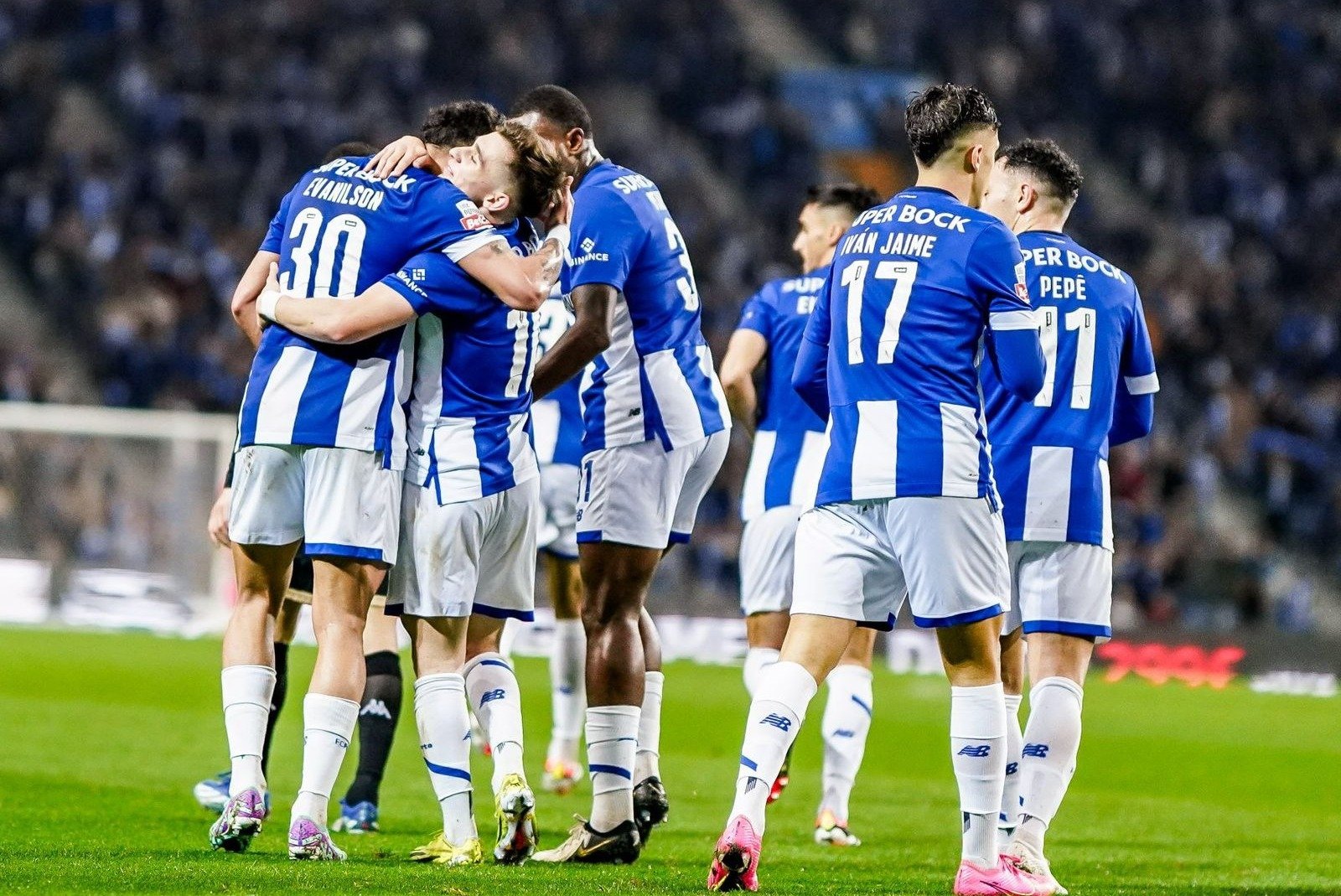 Brasileiros que defendem o Porto também podem ser negociados (foto: FC Porto/Divulgação)