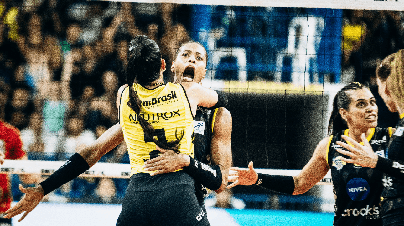 Jogadoras do Praia Clube comemorando pontos contra Sesi Bauru, pelas quartas de final da Superliga Feminina de Vôlei (foto: Eliezer Esportes/Praia Clube)