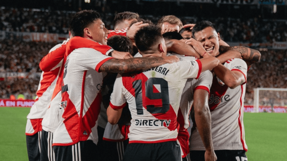 Jogadores do River Plate comemorando gol (foto: Reprodução/Instagram)