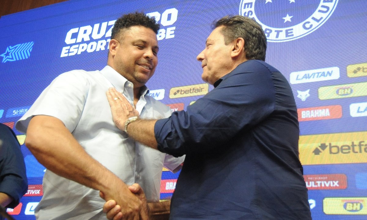 Ronaldo e Pedrinho se abraçam (foto: Alexandre Guzanshe/EM/D.A.Press)