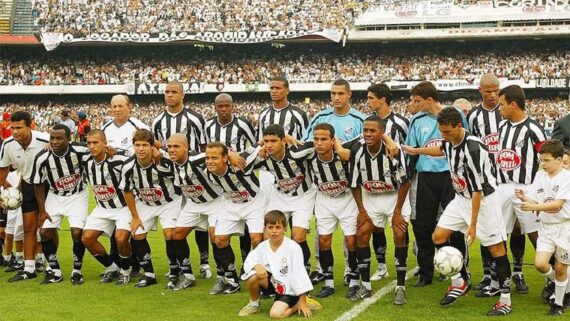 Time do Santos campeão brasileiro de 2002 (foto: Santos/Divulgação)