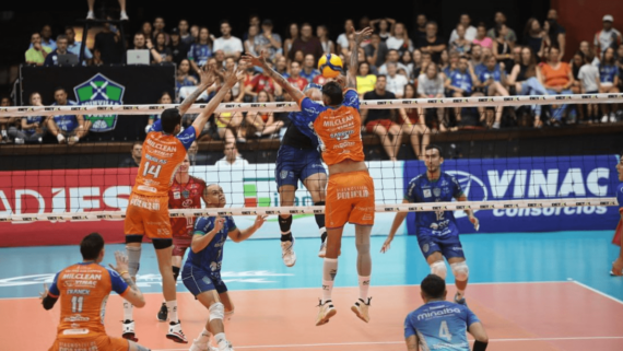 Jogadores de vôlei de São José e Joinville, pelas quartas de final da Superliga Masculina (foto: Carlos Junior)