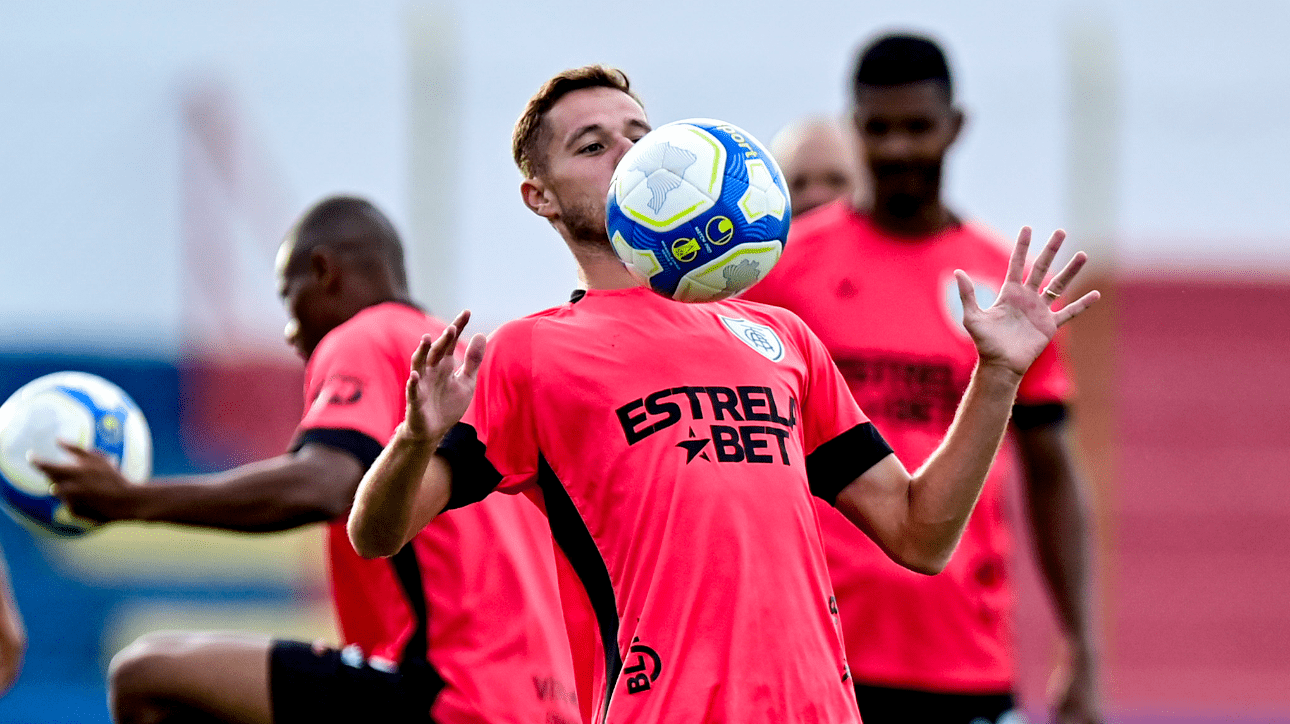 Jogador do América durante treinamento para estreia na Série B 2024 (foto: Mourão Panda/América)