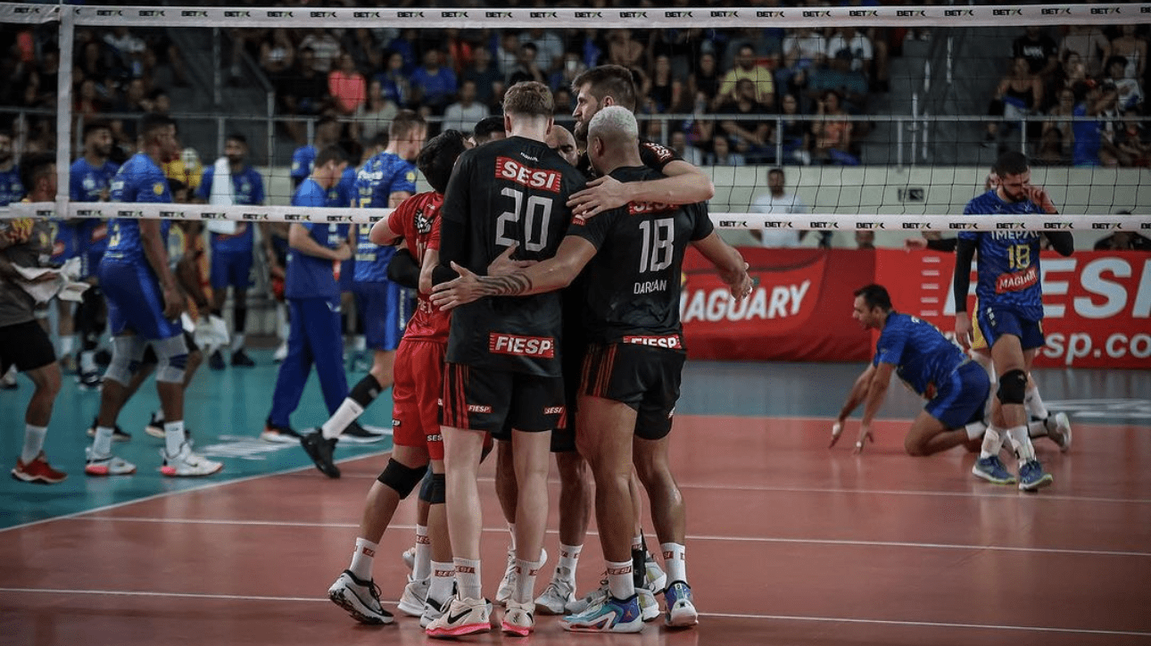 Jogadores de vôlei de Sesi bauru e Araguari durante partida pelas quartas de final da Superliga Masculina de Vôlei (foto: Bruno Cunha/Araguari Vôlei)