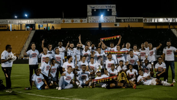 Jogadores do Vitória comemorando título da Série B do Campeonato Brasileiro de 2023 (foto: Victor Ferreira/EC Vitória)