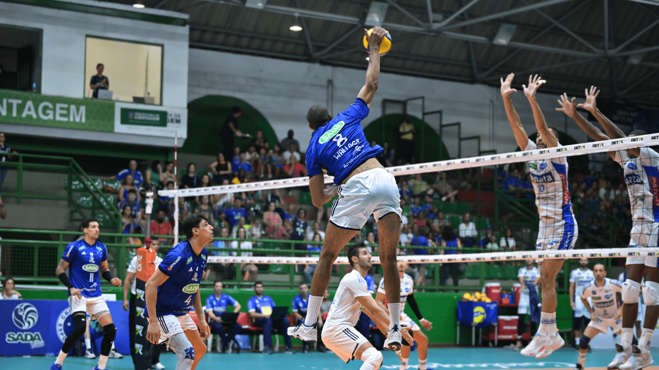 Jogadores de vôlei de Cruzeiro e Campinas, em partida pelas quartas de final (foto: Agência i7/Sada Cruzeiro)