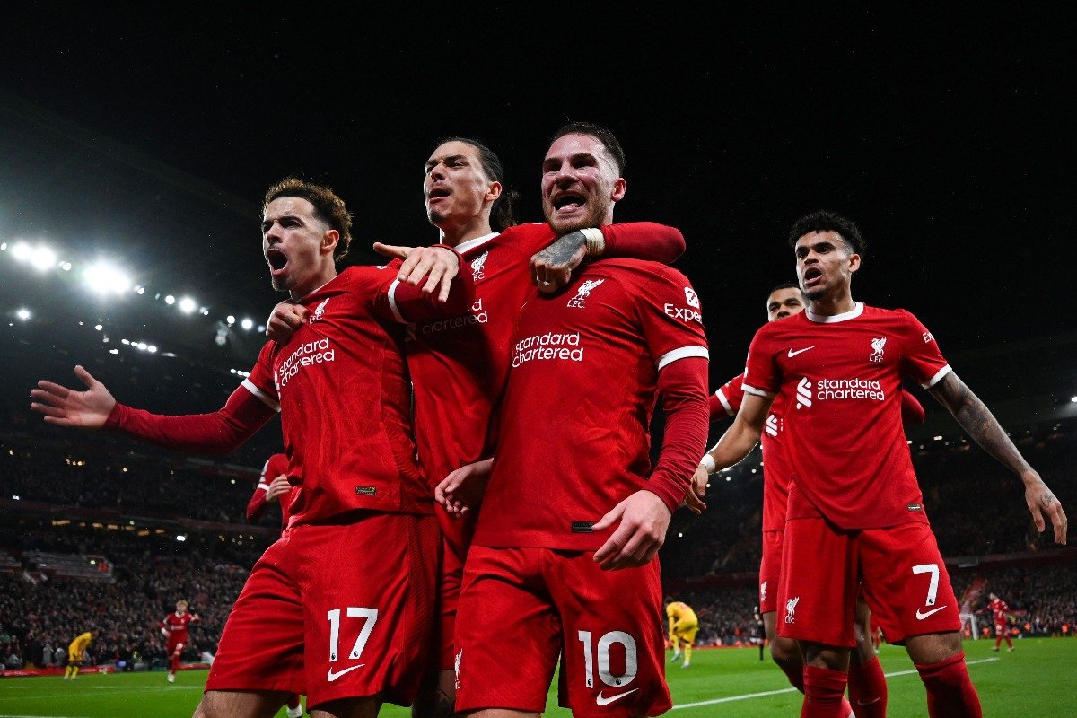 Jogadores do Liverpool comemorando (foto: Paul ELLIS / AFP)