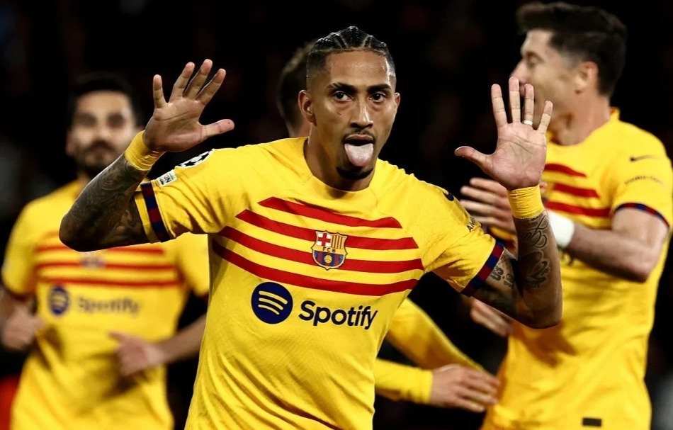 Rapinha marcou dois gols para o Barcelona contra o PSG (foto: Anne-Christine Poujoulat/AFP)