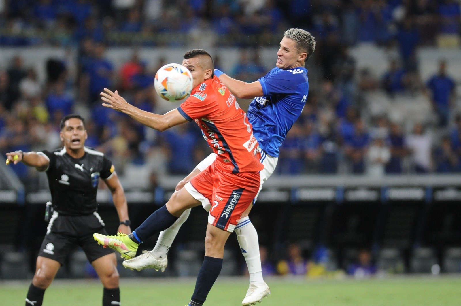 Cruzeiro e Alianza se enfrentaram nesta quinta-feira (11/4) no Mineirão (foto: Alexandre Guzanshe/EM D.A Press)