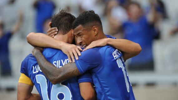 Jogadores do Cruzeiro comemoram gol marcado por Lucas Silva na vitória sobre o Botafogo, no Mineirão (foto: Ramon Lisboa/EM/D.A Press)