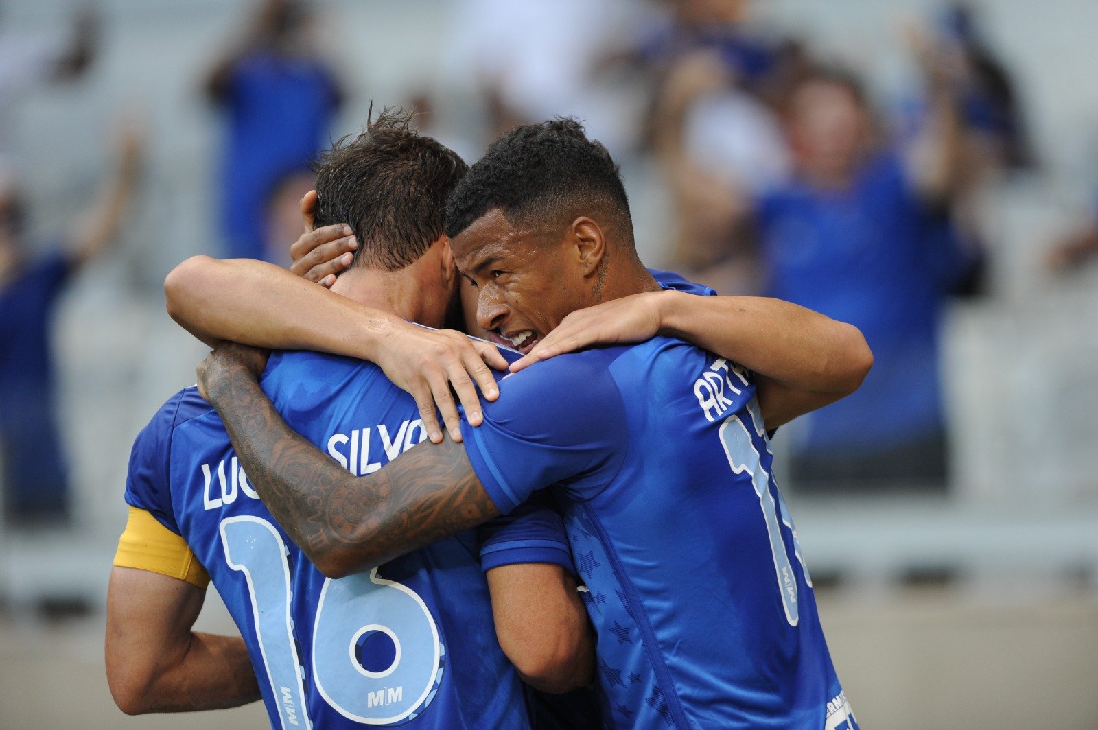 Jogadores do Cruzeiro comemoram gol marcado por Lucas Silva na vitória sobre o Botafogo, no Mineirão (foto: Ramon Lisboa/EM/D.A Press)