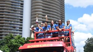 Campeãs da Superliga, jogadoras do Minas desfilaram no caminhão do Corpo de Bombeiros - Crédito: 