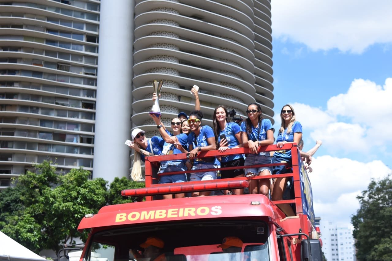 Jogadoras do Minas acenam do alto do caminhão dos bombeiros (foto: Gladyston Rodrigues/EM/D.A Press)