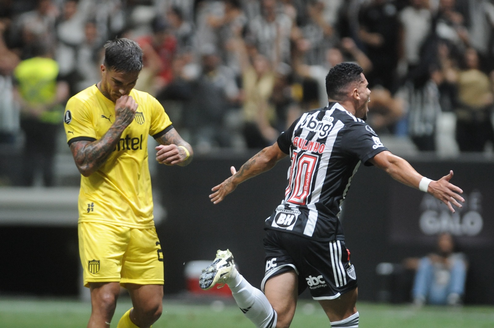 Paulinho comemora mais um gol pelo Atlético na Libertadores - desta vez, contra o Peñarol - (foto: Alexandre Guzanshe/EM/D.A Press)