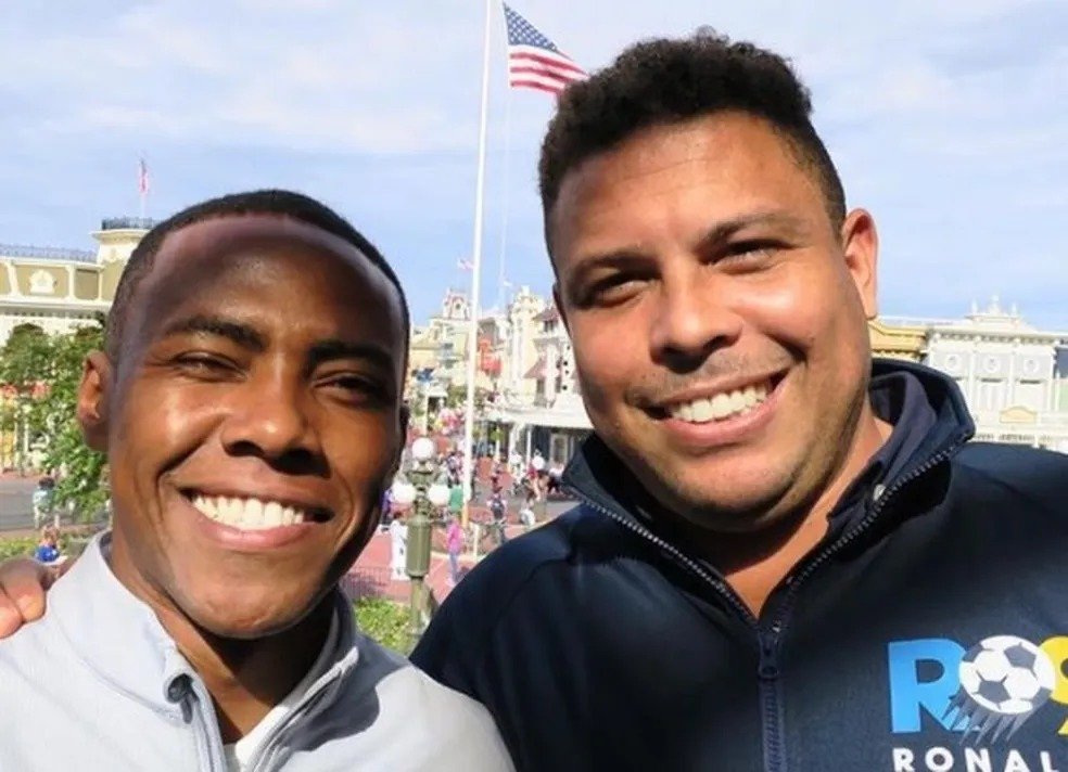 Elias ao lado de Ronaldo Fenômeno (foto: Reprodução)