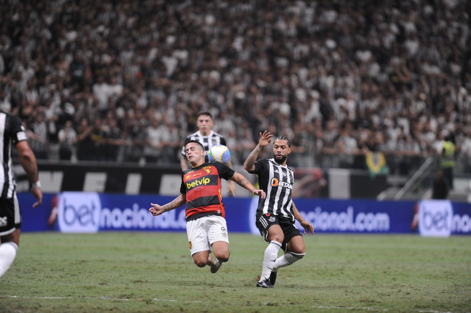 Otávio em ação durante duelo entre Atlético e Sport pela Copa do Brasil - (foto: Alexandre Guzanshe/EM/D.A Press)
