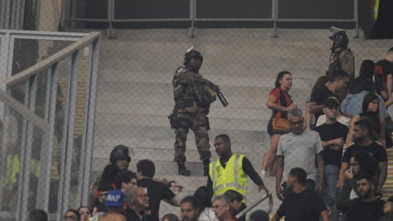 PM tenta conter tumulto na torcida do Sport na Arena MRV (foto: Alexandre Guzanshe/EM D.A Press)