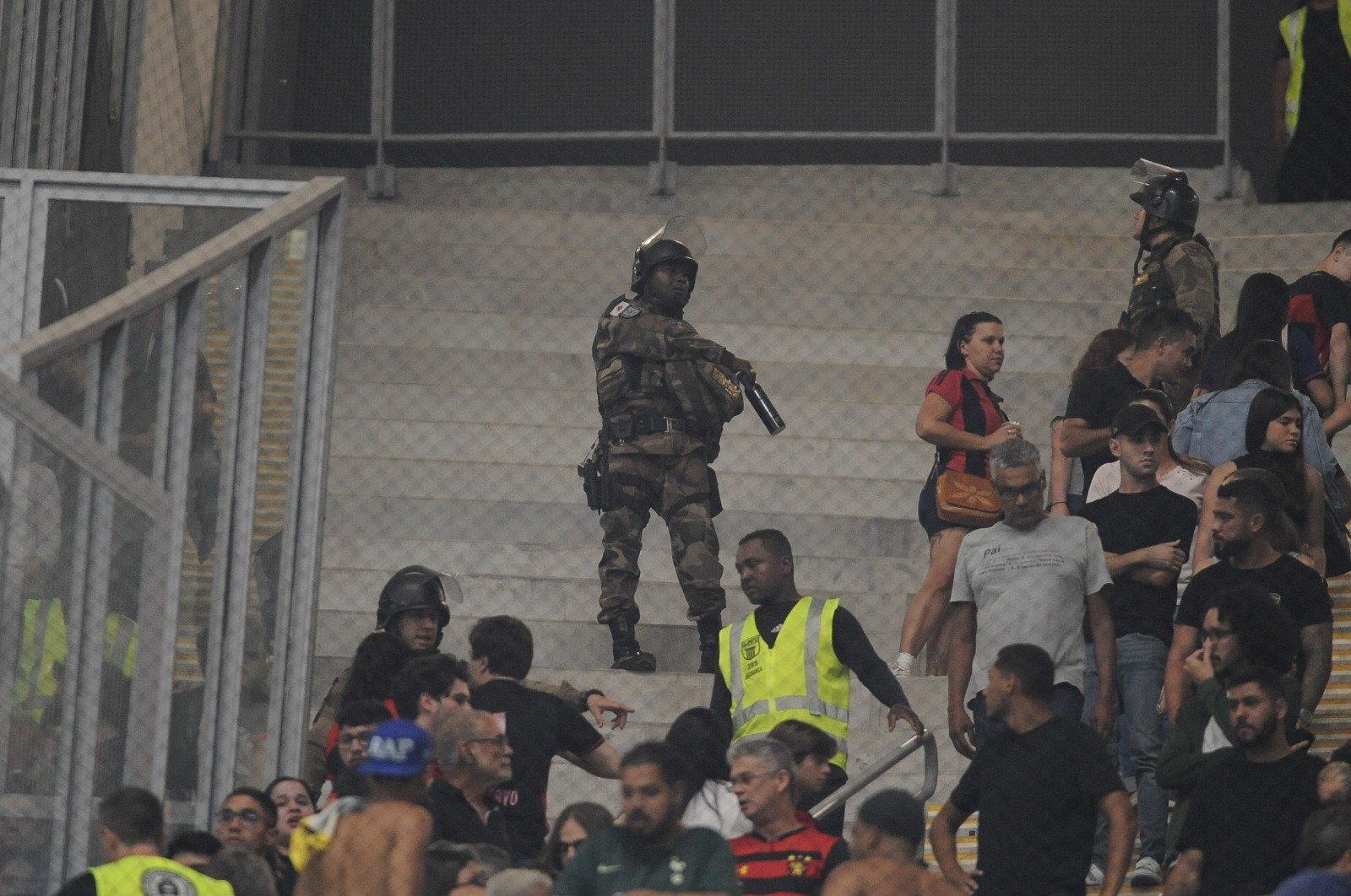 PM tenta conter tumulto na torcida do Sport na Arena MRV (foto: Alexandre Guzanshe/EM D.A Press)