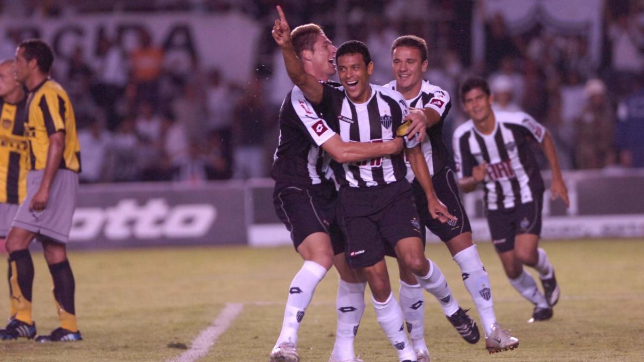 Renan, Marcos e Marinho comemoram gol do Atlético em amistoso comemorativo pelo centenário do clube, disputado em 2008, no Mineirão, contra o Peñarol (foto: Jorge Gontijjo/Estado de Minas - 26/3/2008)