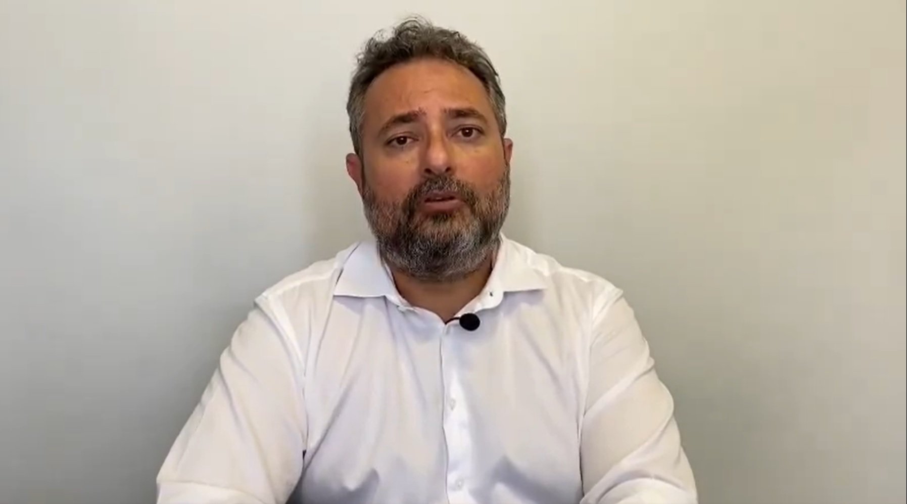 Dirigente Alexandre Mattos de frente, com camisa social branca (foto: Reprodução/América)