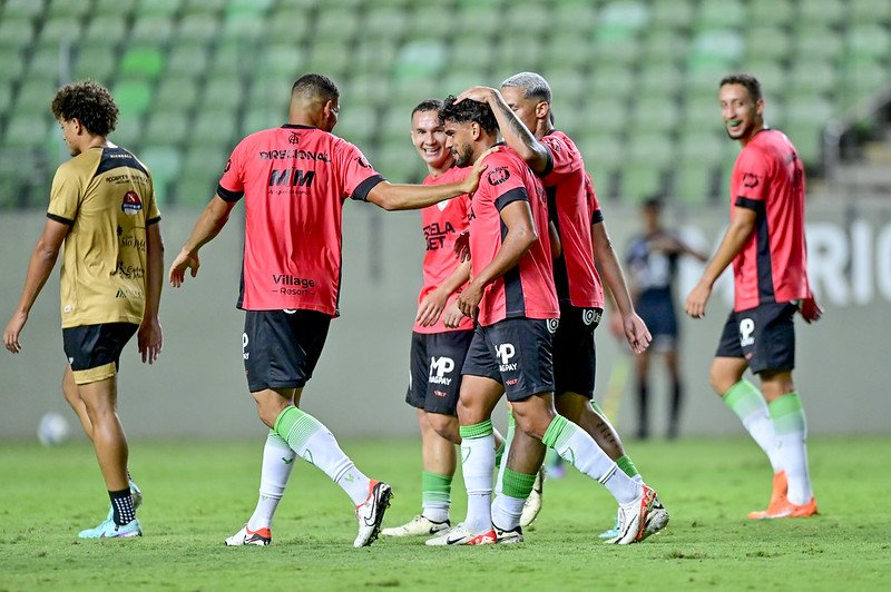 Jogadores do América comemoram gol em jogo-treino com Athletic (foto: Mourão Panda/América)