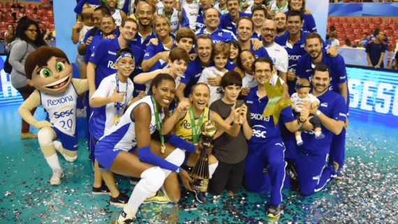 Jogadoras de vôlei do Rio, o atual Flamengo, campeãs da Superliga Feminina em 2016/17 (foto: André Durão)